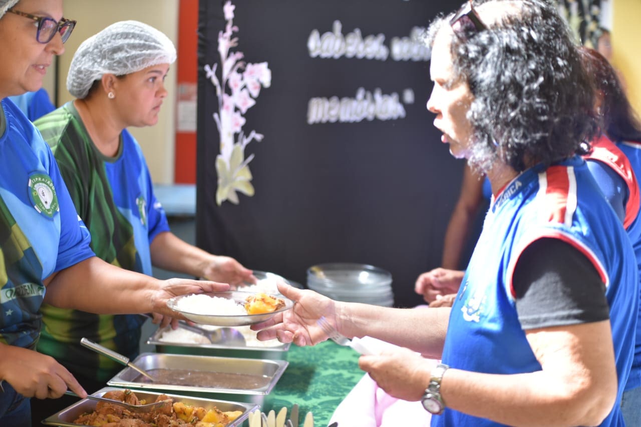 Turma da Escola do Idoso aprende sobre agroecologia na Fazenda Joaquín Piñero