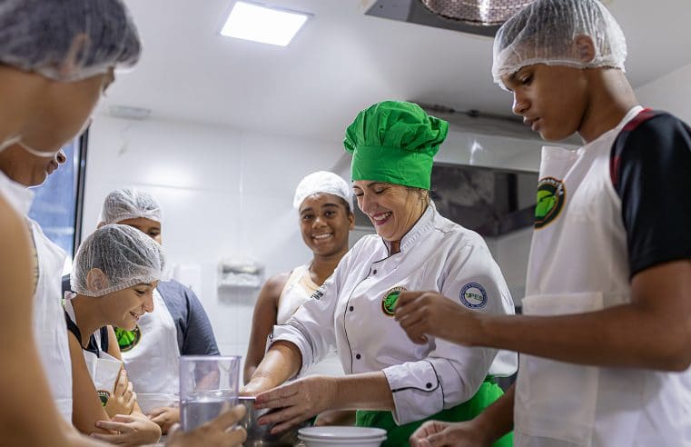 Restaurante Escola de Maricá aproveita tendência do “Morango do Amor” para potencializar ensino e desenvolvimento profissional