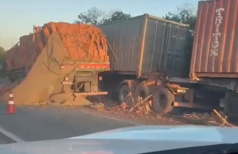 🚨 Caminhão de tijolos tomba na BR-101 em Tanguá e interdita acesso à Ponte Rio-Niterói