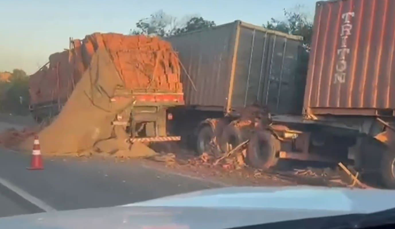 🚨 Caminhão de tijolos tomba na BR-101 em Tanguá e interdita acesso à Ponte Rio-Niterói