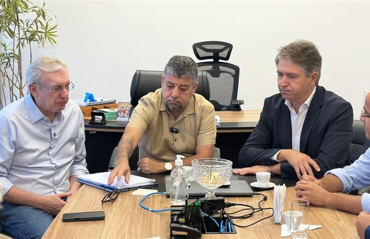 Prefeito Washington Quaquá assina contrato para a construção do Plaza Shopping Maricá