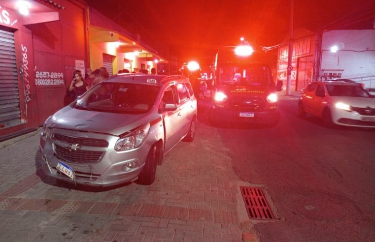 ACIDENTE NO FLAMENGO ENTRE TÁXI E MOTOCICLETA DEIXA TRÊS FERIDOS