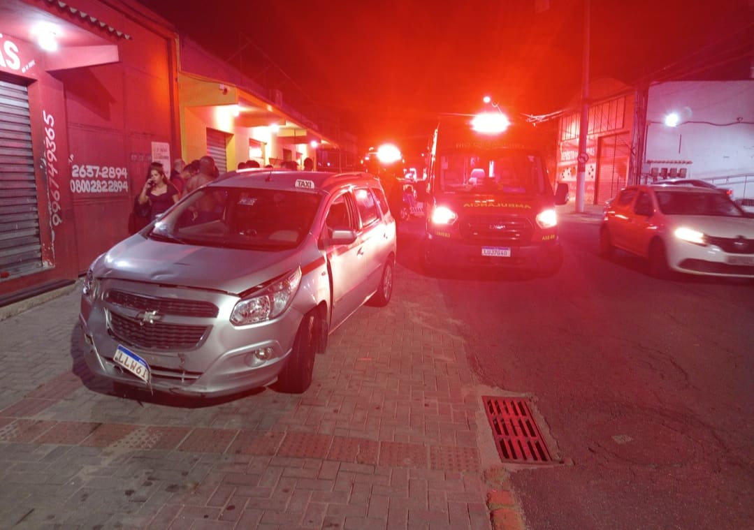 ACIDENTE NO FLAMENGO ENTRE TÁXI E MOTOCICLETA DEIXA TRÊS FERIDOS