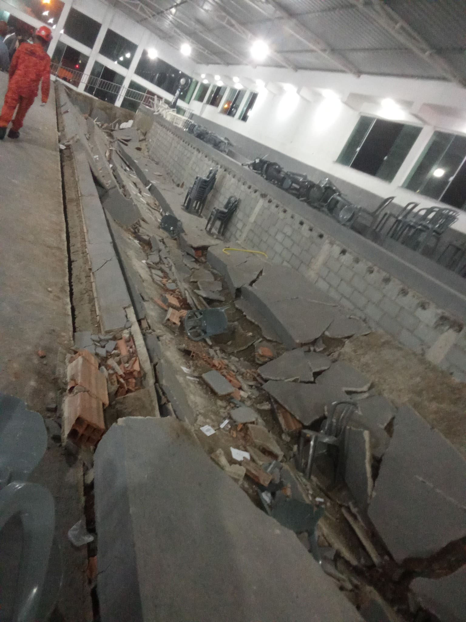 Desabamento em Catedral de Araruama deixa fiéis em pânico