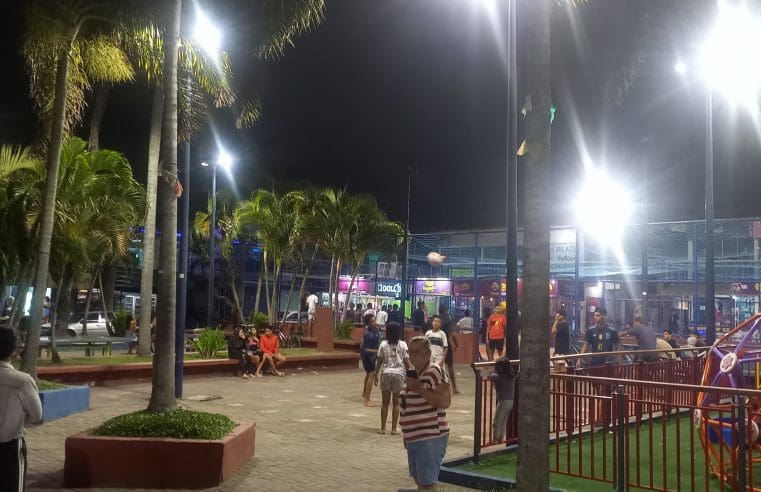 Moradores cobram decoração de fim de ano na Praça da 70, em Itaipuaçu