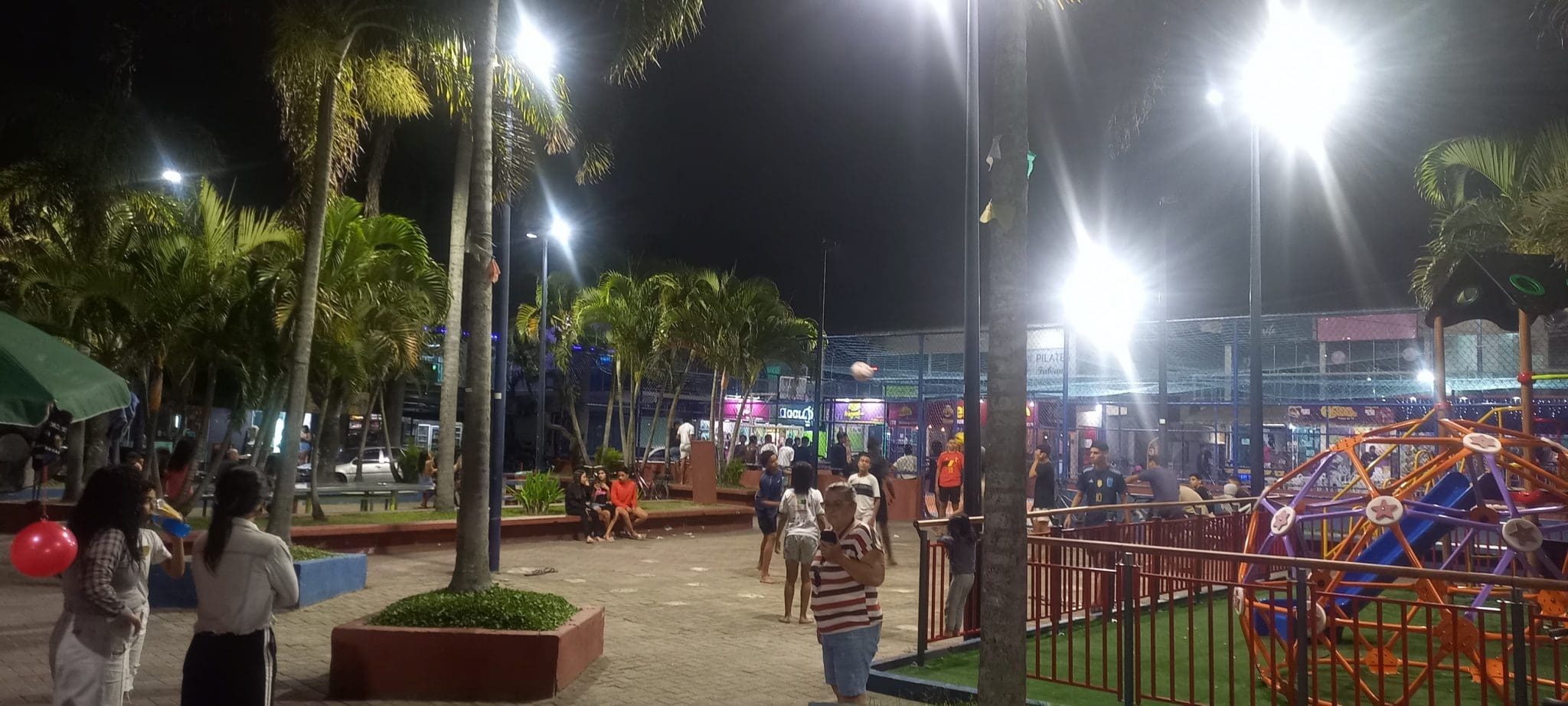 Moradores cobram decoração de fim de ano na Praça da 70, em Itaipuaçu