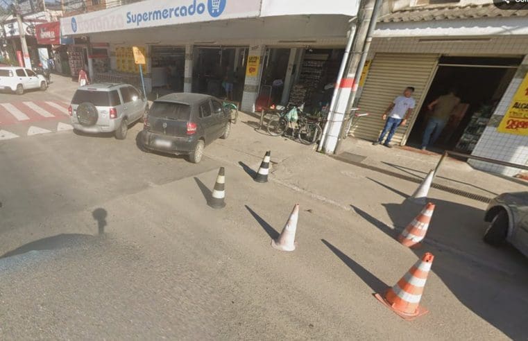 Supermercado Bonanza “privatiza” Av. no Flamengo e causa revolta ao bloquear vagas com cones