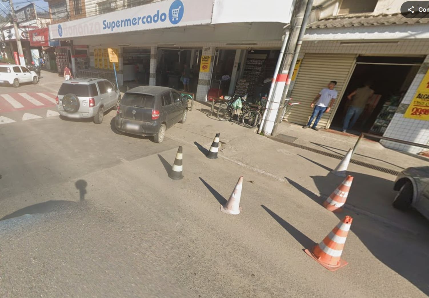 Supermercado Bonanza “privatiza” Av. no Flamengo e causa revolta ao bloquear vagas com cones