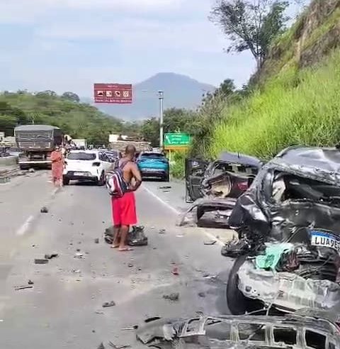 Caminhão perde o freio e causa engavetamento com 13 veículos na descida do Cala Boca