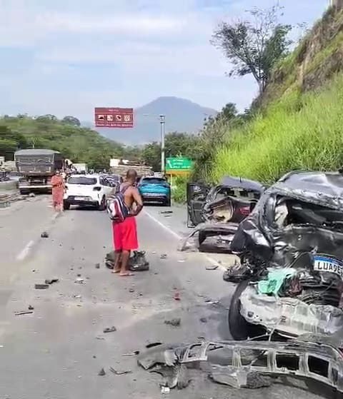 Caminhão perde o freio e causa engavetamento com 13 veículos na descida do Cala Boca