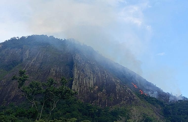 Raio cai na Pedra de Inoã e inicia incêndio