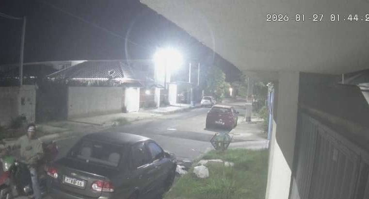 ALERTA EM MARICÁ: LADRÃO ESTÁ ARRANCANDO BATERIAS DE CARROS NA CALADA DA NOITE