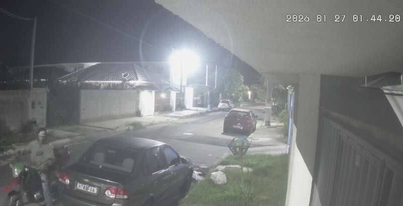 ALERTA EM MARICÁ: LADRÃO ESTÁ ARRANCANDO BATERIAS DE CARROS NA CALADA DA NOITE