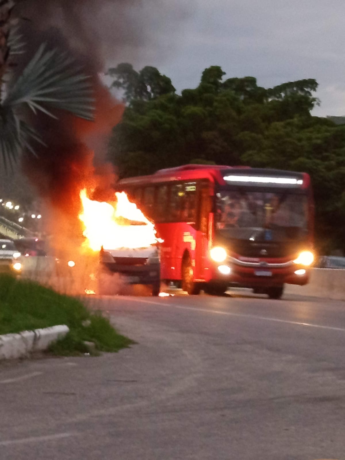 CAMINHONETA PEGA FOGO E MOTORISTAS SE ARRISCAM AO PASSAR AO LADO DAS CHAMAS 🔥🚨