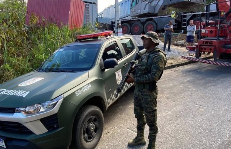 POLÍCIA AMBIENTAL INTERDITA OBRA IRREGULAR COM 10 UNIDADES HABITACIONAIS EM MARICÁ