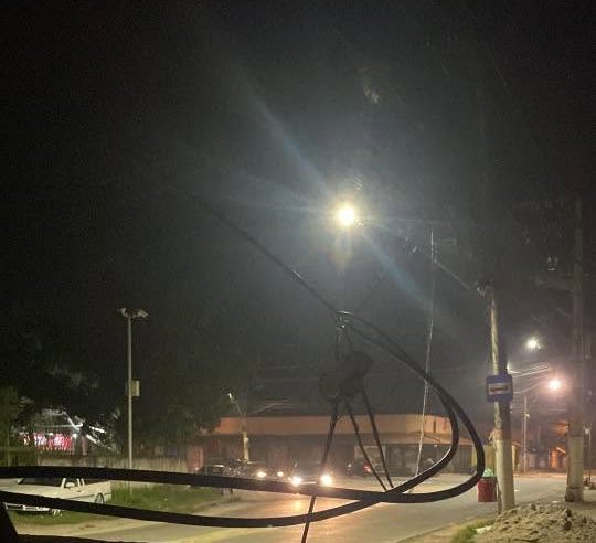 Caminhão arrebenta fiação no Recanto e deixa moradores sem luz e internet