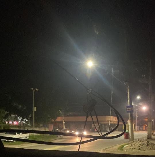 Caminhão arrebenta fiação no Recanto e deixa moradores sem luz e internet
