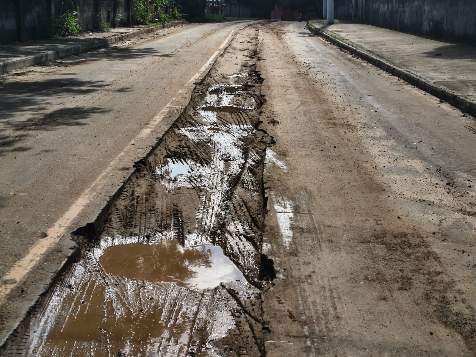 Moradores de Inoã reclamam de valas abertas por obra da Águas do Rio e relatam prejuízos em veículos