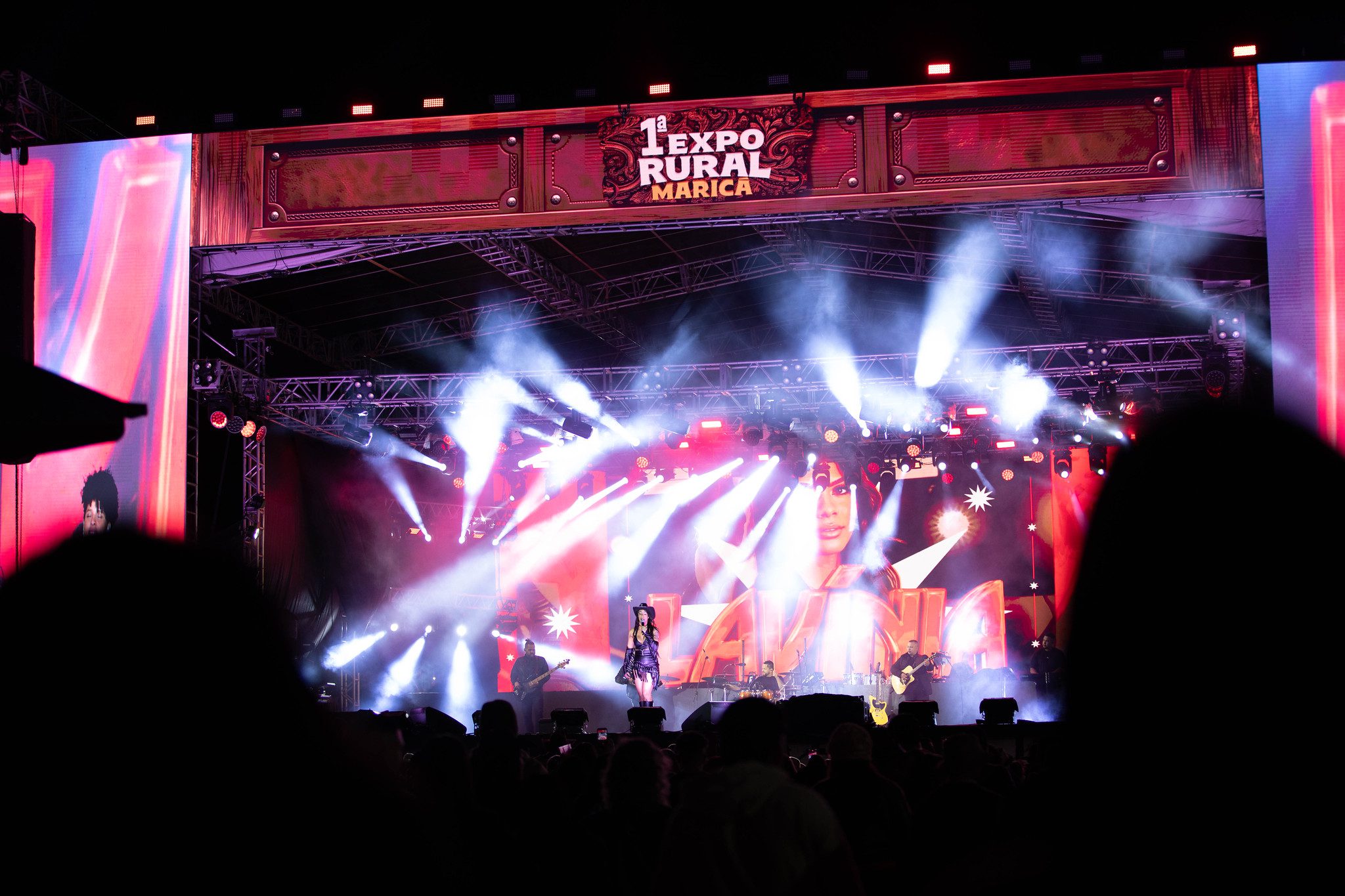 Simone Mendes leva multidão à Expo Rural de Maricá em noite de rodeio e grandes sucessos