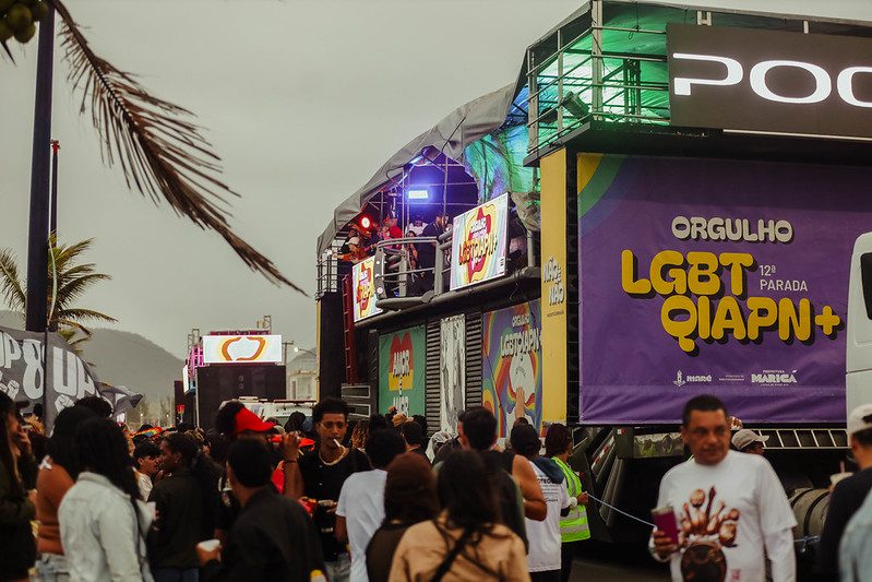 12ª Parada do Orgulho LGBTQIAPN+ movimenta Orla de Itaipuaçu em Maricá