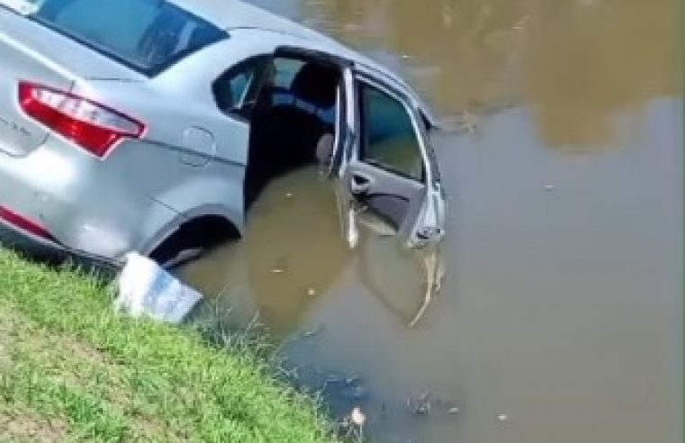 Carro cai no Rio Mataruna em Araruama e motorista é resgatada por populares