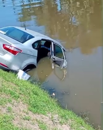 Carro cai no Rio Mataruna em Araruama e motorista é resgatada por populares
