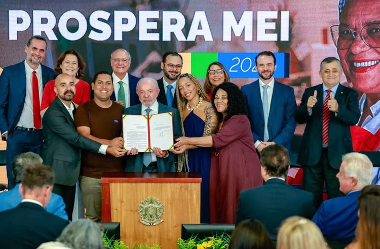 Lula anuncia perdão de dívidas e Pix de até R$ 5 mil para MEIs: “Direito de prosperar”